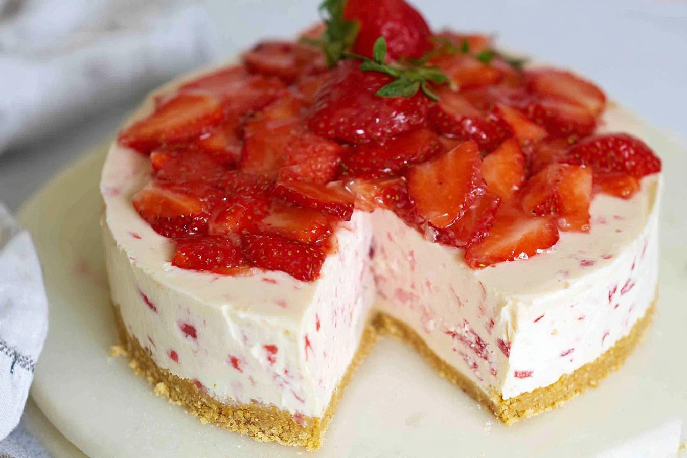 Strawberry Cheesecake {Easy No Bake Recipe}